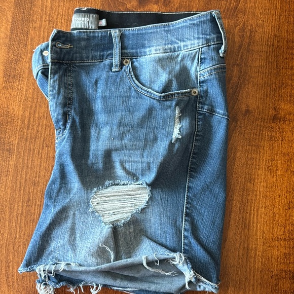 Torrid Distressed Jean Short Size 16 - Picture 1 of 4